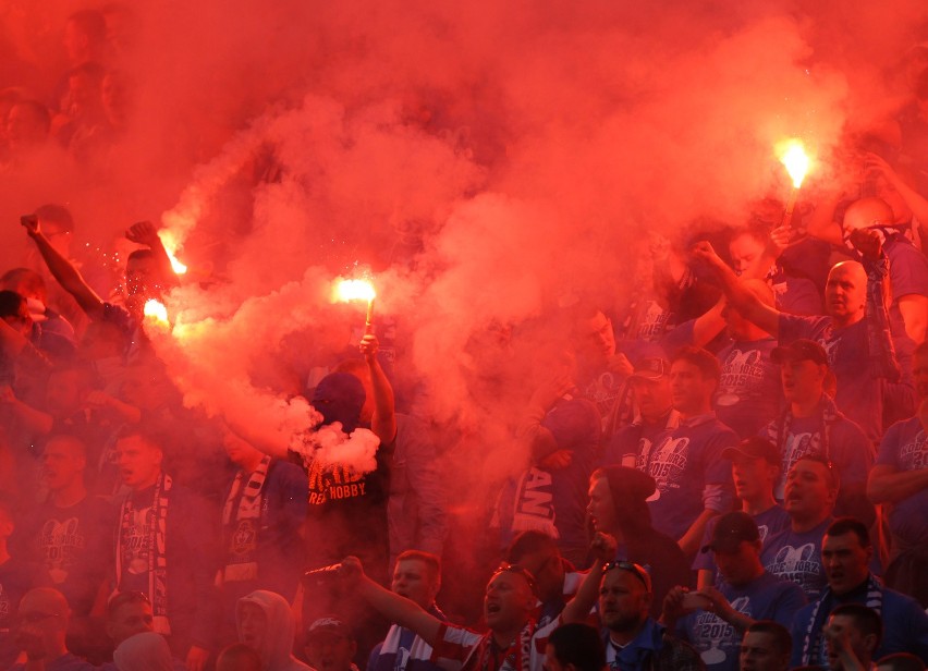 Lech Poznań: Grupa kibiców Ultras Lech przestała istnieć. Kto zajmie się oprawami? Znamy kulisy ataku chuliganów Widzewa Łódź