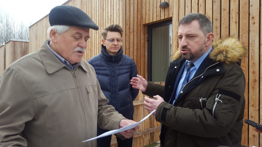 Kłótnia burmistrza z sołtysem: "Wypieprzym pana!". Radosław Dobrowolski i Tadeusz Karpowicz pokłócili się. Poszło o dzieci (zdjęcia, wideo)