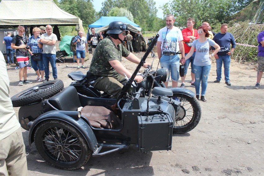 Trzebinia. Tłumy ludzi podczas I Międzynarodowego Zlotu Miłośników Militariów - Enigma 2018 [ZDJĘCIA]