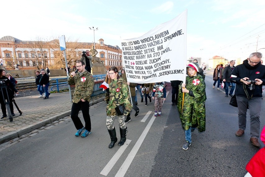 Radosna Parada Niepodległości przeszła przez Wrocław [ZDJĘCIA]