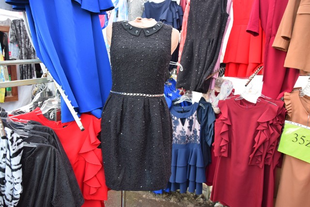 Odwiedzających rzeszowski bazar przy ul. Dworaka przyciągają niskie ceny i duży wybór towarów. Można kupić sukienki na zabawę karnawałową i studniówkę. Na zainteresowanych czekają również buty oraz bielizna.