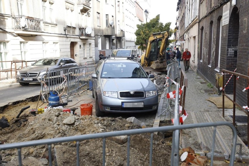 Samochód uwięziony na placu budowy w Katowicach....