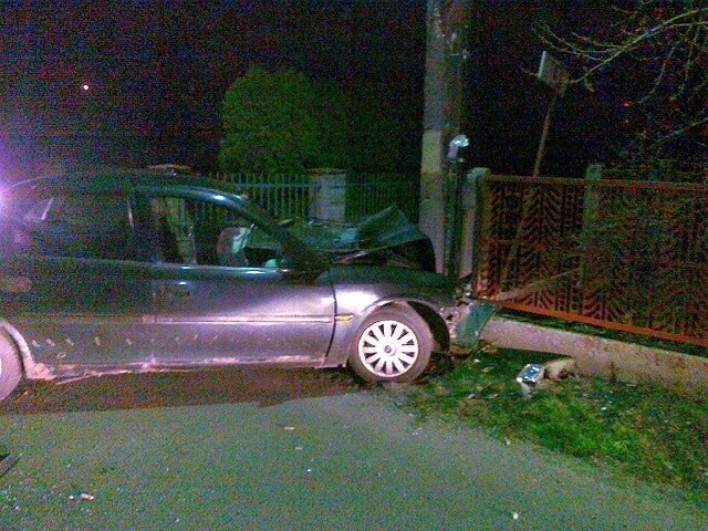 Kierowca opla vectry uderzył w słup energetyczny na ulicy Prostej w Opolu.