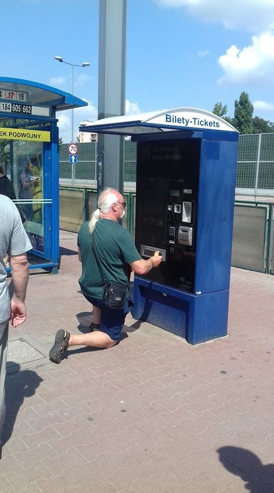 Człowiek modlący się przed biletomatem