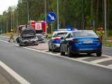 Wypadek na DK 63 na trasie Zambrów - Łomża. Toyota zderzyła się z volkswagenem. Trzy osoby trafiły do szpitala