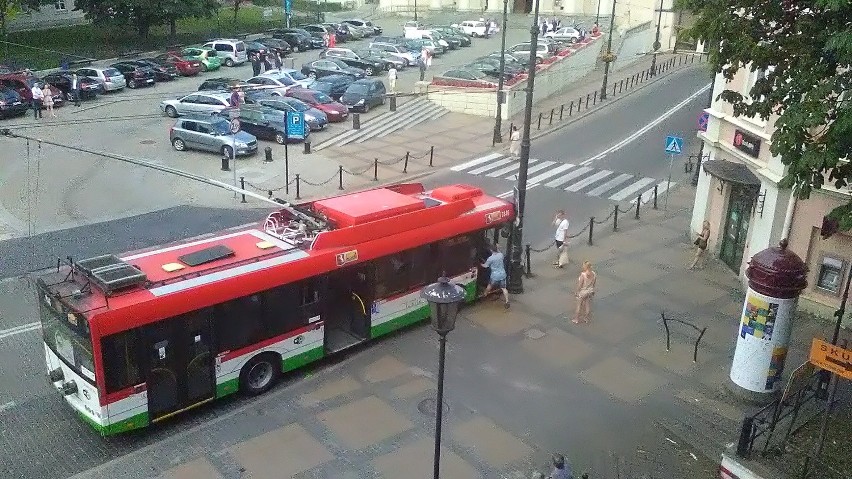 Trolejbus wjechał w latarnię przy Królewskiej w Lublinie. Kierowca miał dwa promile
