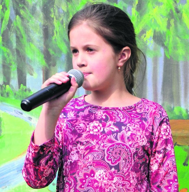 Amelka uwielbia śpiewać. Uczęszcza na kółko wokalne i występuje na koncertach nie tylko w Bukownie, ale w całym powiecie olkuskim