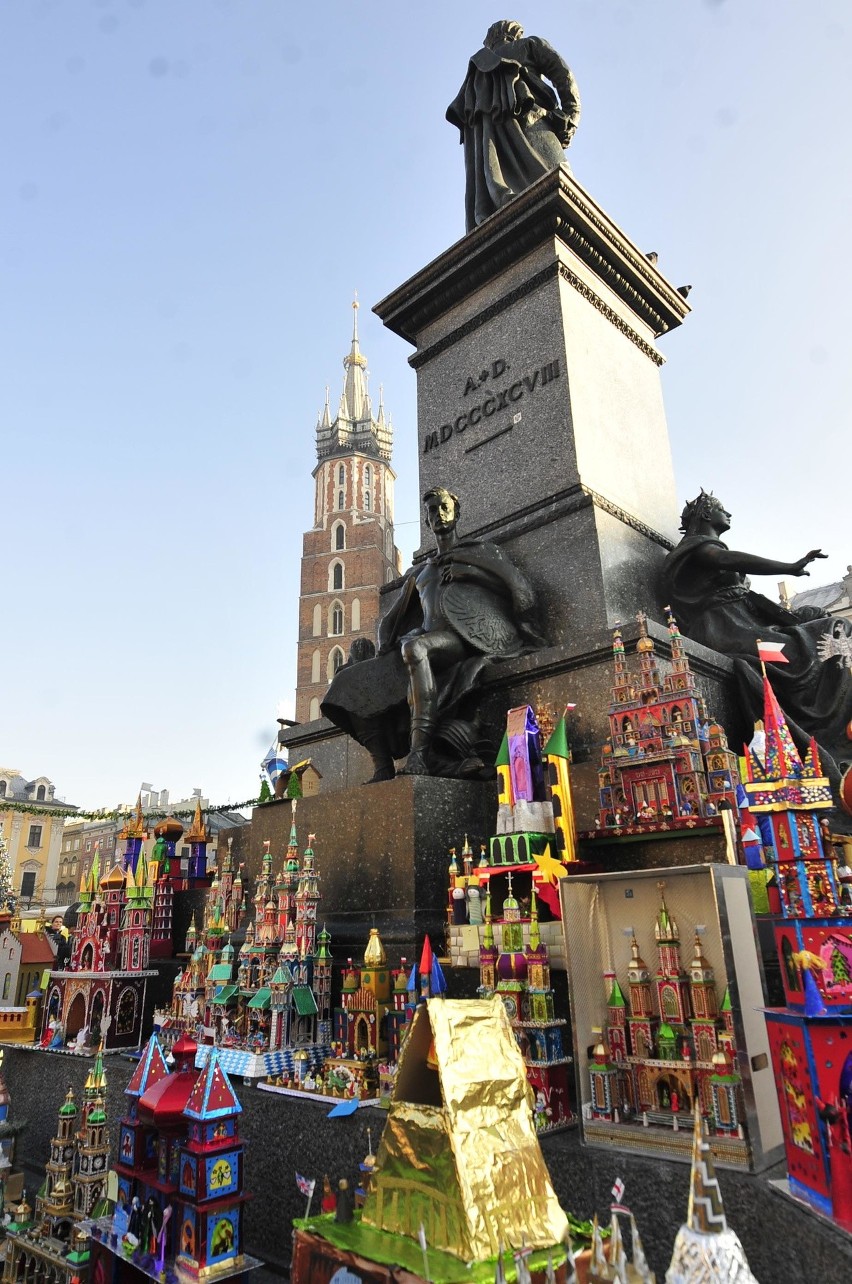 Kraków. Niezwykłe dzieła na Rynku Głównym, czyli coroczny Konkurs Szopek Krakowskich [GALERIA]