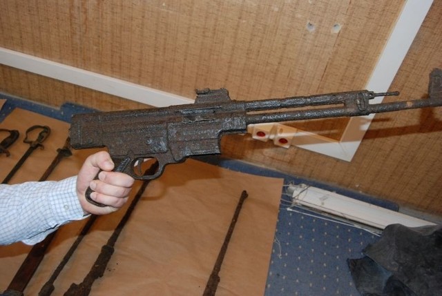 Taką broń i wiele innych starych przedmiotów znaleźli policjanci w domu Artura Boratczuka. Ich wartość ocenią biegli.
