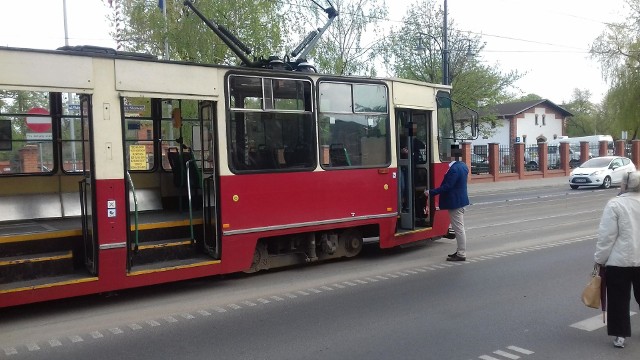 Dzisiaj (23.04) w godzinach porannych na Wałach gen. Sikorskiego doszło do zderzenia samochodu osobowego z tramwajem. Więcej informacji wkrótce.Zobacz także: Śmiertelny wypadek w Chorągiewce. Nie żyje 57-letni kierowca fordaKolizja na Wałach gen. Sikorskiego. Samochód zderzył się z tramwajem [ZDJĘCIA]