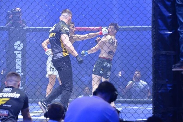 Kamil Hassan (z lewej) przegrał na gali FAME MMA 3 z Maksymilianem Wiewiórką