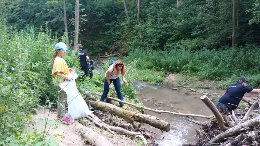 W akcji sprzątania Doliny Racławki wzięło udział ponad 60...