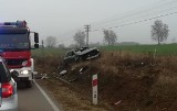 Jasionówka: Wypadek na drodze wojewódzkiej 671. Audi uderzyło w przepust drogowy i dachowało. Dwie osoby ranne