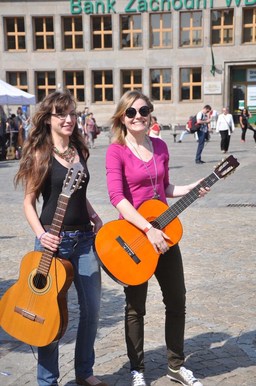 Wrocław: Gitarowy Rekord Guinnessa pobity! O ponad 70 gitar (ZDJĘCIA)