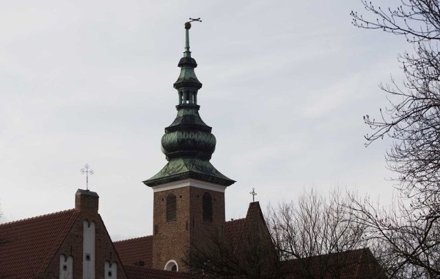 W środę po południu zerwał się silny wiatr. W Radomiu podmuch uszkodził krzyż na wieży kościoła Ojców Bernardynów.