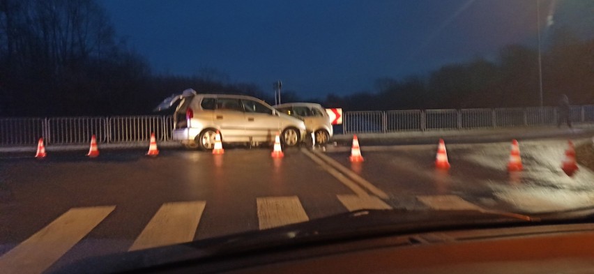 Dwa auta zderzyły się na Nałęczowskiej w Lublinie. Jedna osoba trafiła do szpitala