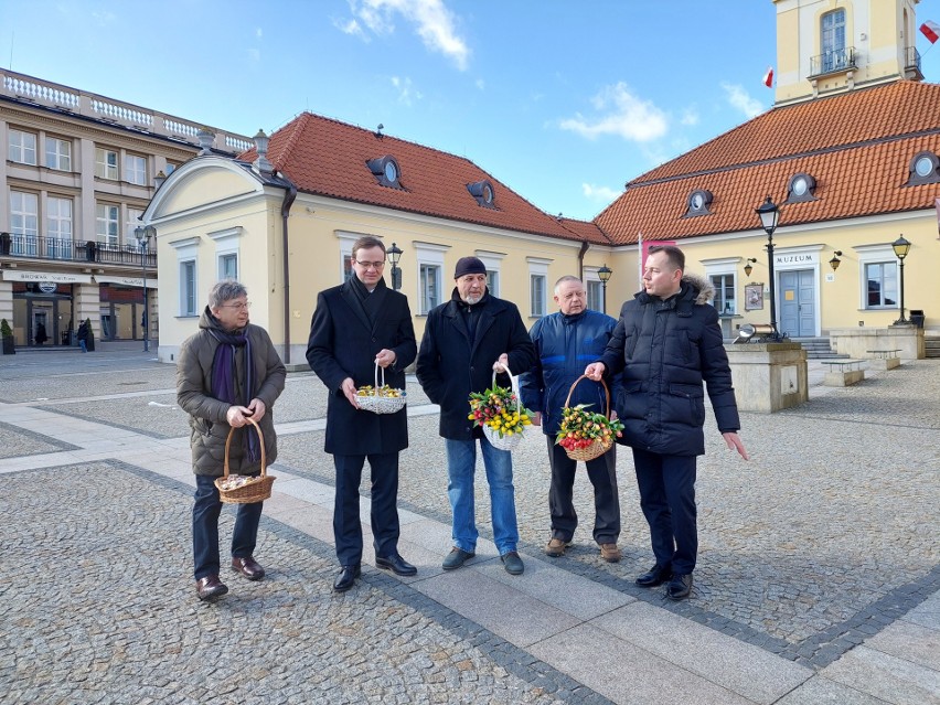 Działacze Prawa i Sprawiedliwości z okazji dnia kobiet,...