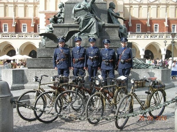 Radomianie pod pomnikiem Adama Mickiewicza w Krakowie.