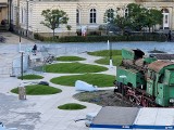 Przebudowa placu przed dworcem PKP w Opolu. Klomby pokrywane są już trawą z rolek. Na remont czeka lokomotywa