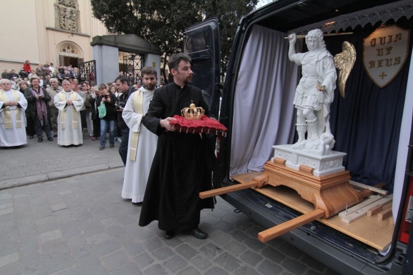 Do Wrocławia przyjechała figurka św. Michała Archanioła. Witały ją tłumy (ZDJĘCIA)