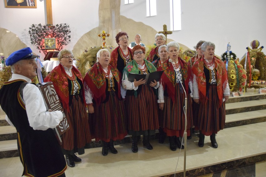 Dożynki w Chęcinach. Ksiądz kanonik zaprosił do siebie (WIDEO, zdjęcia)