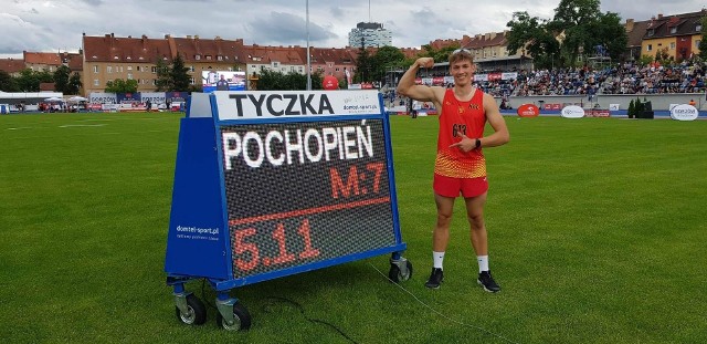 Nikodem Pochopień aż o 26 centymetrów poprawił rekord województwa świętokrzyskiego w skoku o tyczce na mistrzostwach Polski w Gorzowie Wielkopolskim.