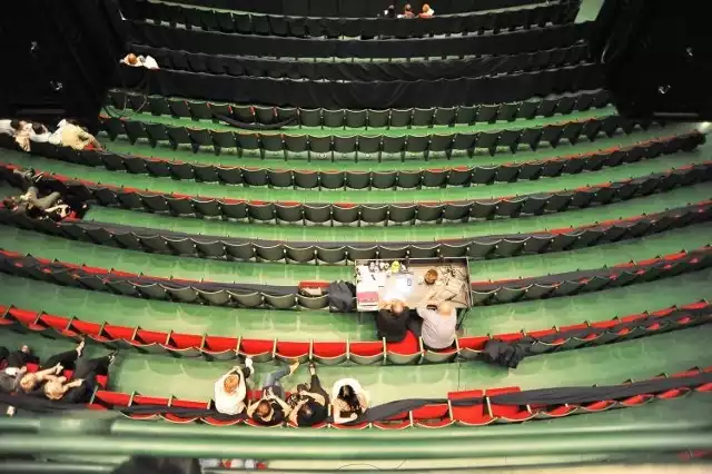 Sala główna opery podczas przesłuchań. Za pulpitem z prawej strony siedzi dyrektor Roberto Skolmowski