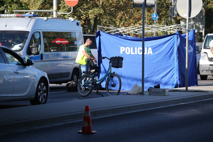 Śmiertelny wypadek na Popowickiej. Nie żyje rowerzystka [ZDJĘCIA]