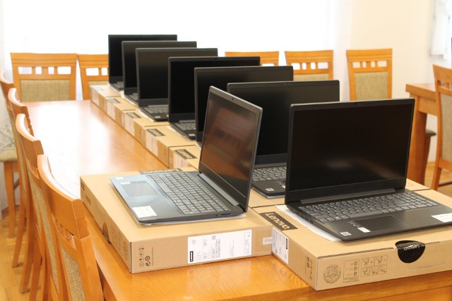 Urząd Gminy w Starej Błotnicy kupił 25 laptopów do nauki zdalnej dla uczniów szkół.