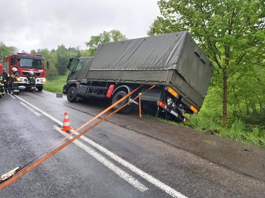 Wojskowy pojazd zsunął się z drogi i zawisł na skarpie.