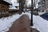 Zakopane. Chodniki zawalone śniegiem. Nie da się odśnieżyć? Da się. Oto dowód [ZDJĘCIA]