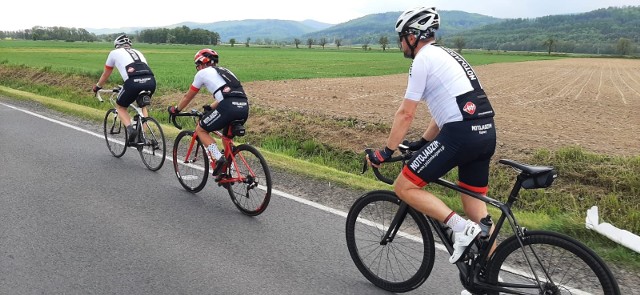 W całej imprezie udział wzięło blisko 1100 osób. Uczestnicy mieli do pokonania trasy piesze, rowerowe lub motocyklowe