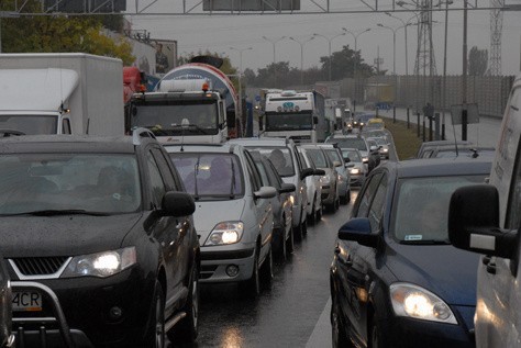 Wskutek kollizji, do której doszło na skrzyżowaniu al. Włókniarzy i ul. Obywatelskiej, utworzył się wielki korek.