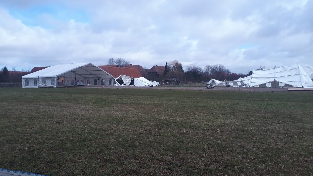 Czytelnicy informują nas, że szalejący przez kilka dni wiatr, zniszczył ogromny namiot, który stoi na terenie Muzeum Kultury Ludowej Pomorza w Swołowie. Poinformował nas o tym pan Szymon i na dowód wysłał zdjęcia. "Kiedyś napisaliście o namiocie do biesiadowania w miejscowości Swołowo. Chciałem poinformować, że ten właśnie namiot, za prawie 300 tysięcy złotych został doszczętnie zniszczony" - napisał na alarm@gp24.pl pan Szymon. Czytaj także: Biesiadowianie i imprezaowanie od teraz w namiocie. Wielki namiot stoi w Swołowie [ZDJĘCIA]Halę namiotową zakupiło Centrum Kultury i Biblioteka Publiczna gminy Słupsk. - Całkowity koszt inwestycji wyniósł 292 740,00 zł - mówił Kacper Zielonka z CKiBP. - Namiot został zakupiony w ramach projektu: „Wzmocnienie potencjału pomorskiej Krainy w Kratę poprzez rewitalizację zabytkowych budynków szkieletowych wraz z restauracją organów kościelnych we wsi Swołowo na potrzeby mieszkańców Pomorza i innych regionów Polski.” To trwały obiekt, którego poszycie dachowe stanowi najwyższej jakości materiały PCV - informowała gmina. Jednak namiot uległ zniszczeniu przez silne wiatry. Zdaniem czytelnika namiot, który w sezonie zimowym jest nieużywany, powinien zostać złożony.  Oglądaj także: Święto ziół w Swołowie - wideo archiwum 