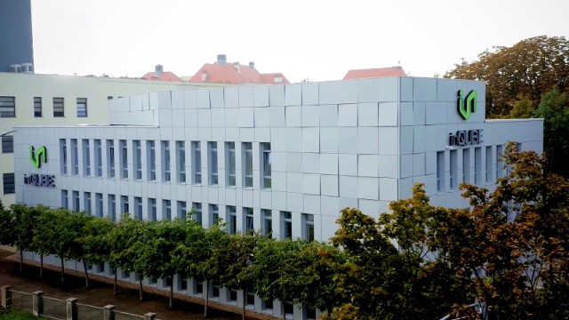 inQUBE to nowoczesna przestrzeń, stanowiąca część kampusu największej ekonomicznej uczelni na Dolnym Śląsku, będąca miejscem spotkań, pracy i nauki.