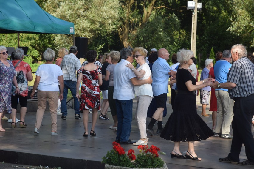 Kolejna impreza z cyklu "Taniec pod Gwiazdami". Nad zalewem w Radomiu bawiło się mnóstwo osób. Zobacz zdjęcia