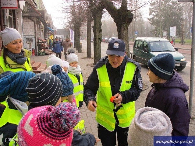 Cytryna zamiast mandatu i odblaski w nagrodę dla pieszych, którzy stosowali się do przepisów ruchu drogowego. Tak w największym skrócie wyglądała wspólna akcja gołdapskich funkcjonariuszy i uczniów Szkoły Podstawowej Nr 2 w Gołdapi. Fot. Policja.pl