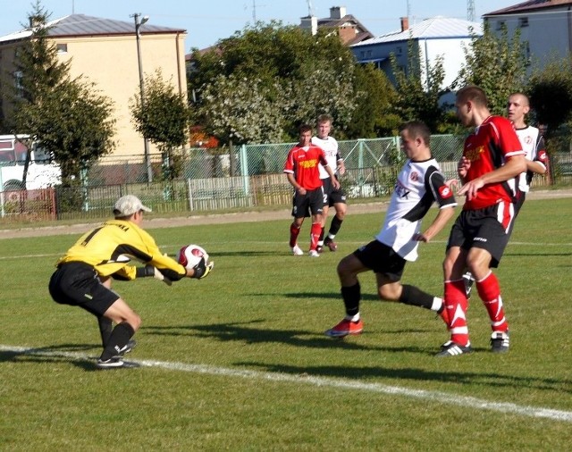 40 minuta spotkania. Golkiper Szydłowianki wypuścił piłkę z rąk i Mateusz Kszczotek nie zdołał skorzystać z takiego prezentu