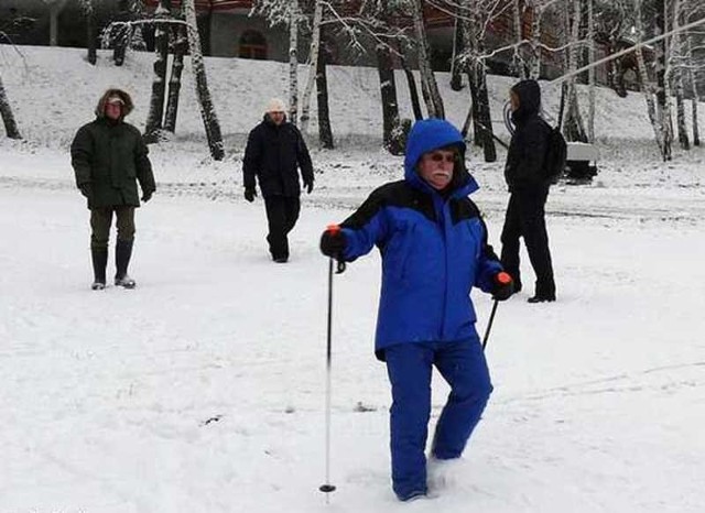 Lech Wałęsa podczas zimowego spaceru w Arłamowie. Wczoraj wrócił do Gdańska.