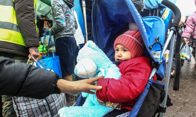 Prawie dwie trzecie Polaków uważa, że środki finansowe na pomoc uchodźcom z Ukrainy powinny pochodzić z UE
