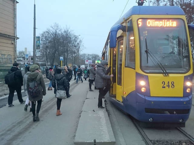 Od pewnego czasu motorniczowie w Toruniu nie ostrzegają pieszych sygnałem dźwiękowym, że ruszają z przystanku