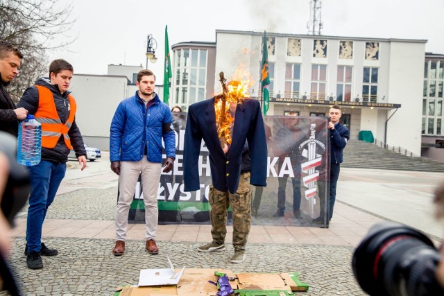 Happening Młodzieży Wszechpolskiej odbył się w piątek przed Teatrem Dramatycznym w Białymstoku.