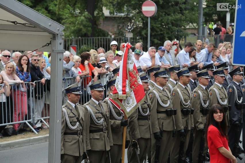 Pomnik Lecha Kaczyńskiego w Szczecinie odsłonięty z pompą. Prezydent w dynamicznej pozie, zamyślony nad Polską  [ZDJĘCIA]