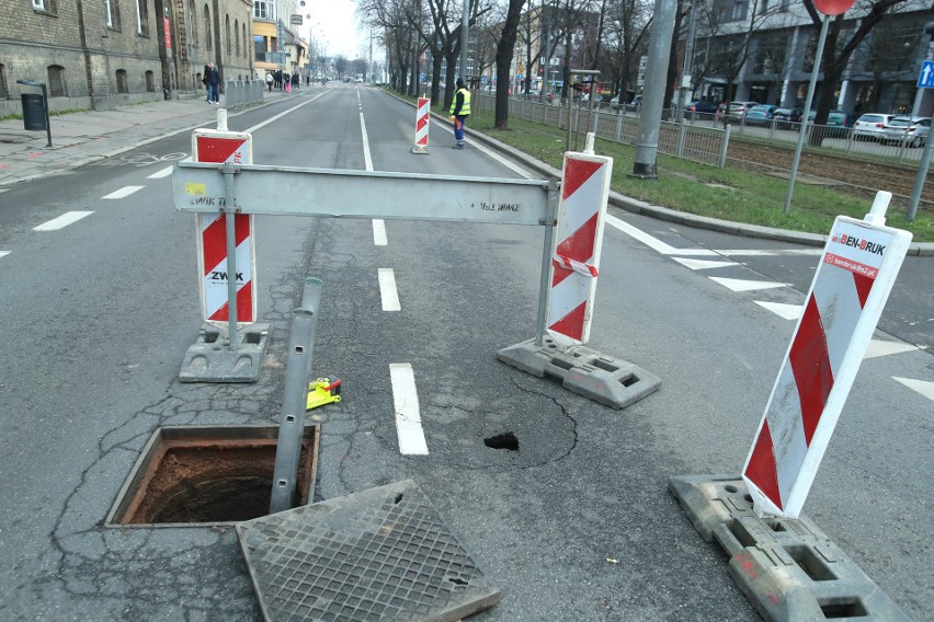 Zapadła się jezdnia na ul. 3 Maja w Szczecinie. Powodem awaria kanalizacji