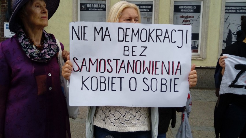Demonstracja przed Biurem Poselskim PiS w Gdańsku....