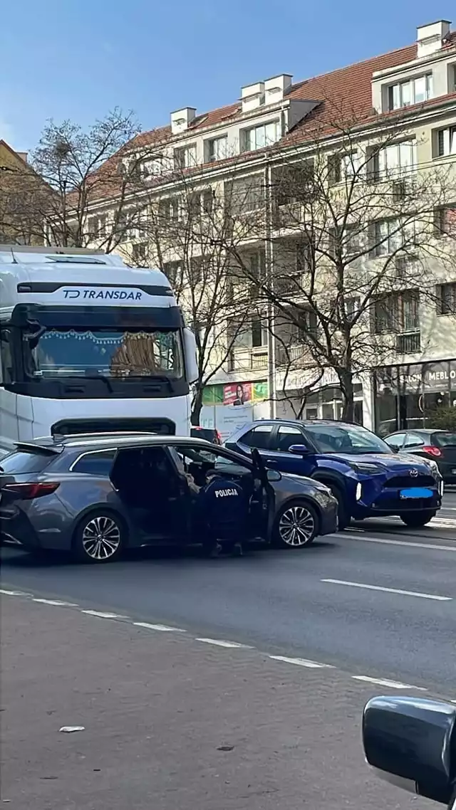 Tir zderzył się z samochodem osobowym na ul. Wyszyńskiego