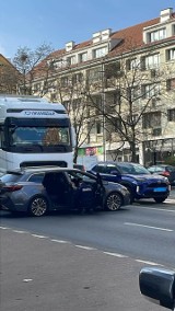 Zderzenie ciężarówki i samochodu osobowego na ul. Wyszyńskiego w Szczecinie