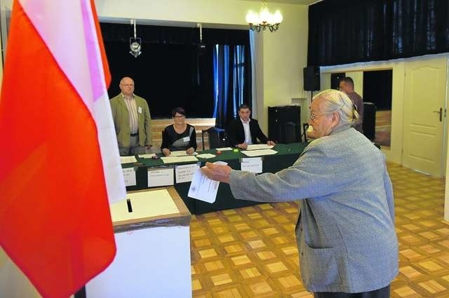 Głosowanie w lokalu wyborczym nr 51 w Domu Harcerza na Rynku Staromiejskim w Toruniu Fot.: Grzegorz Olkowski 
