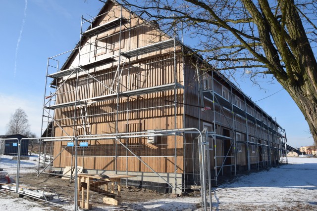 Osiedle Drewniane w Sędziszowie nabierze nowego blasku. Do czerwca 4 budynki zostaną pięknie odnowione.