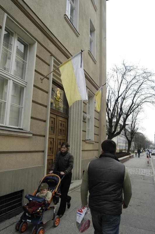 Jeszcze wczoraj flagi papieskie na kurii wisiały odwrotnie.